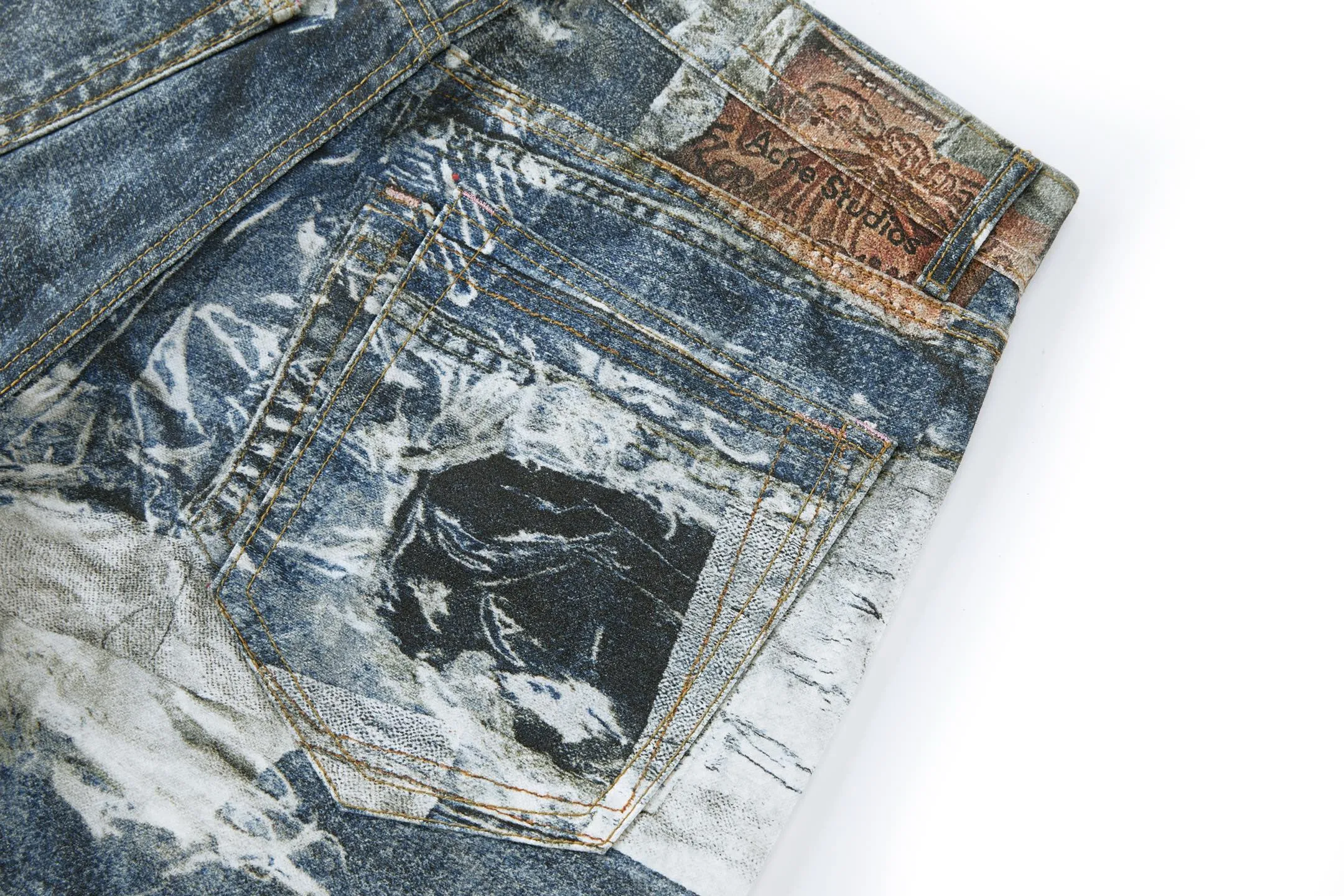 ACN trompe l'oeil print Series denim trousers. Fabric: Made of 12oz 10*7 twill denim pure cotton. Accessories: Buttons are made of electroplated distressed hardware buttons. Technology: Printing adopts 3D direct injection technology, with multiple color combinations to highly restore the original 1:1 effect. Craftsmanship: Chaoyi fried color, 20 pieces per tank customized with the same color and distressed craftsmanship. Craftsmanship: Garment washing, frying, fixing the pattern, fixing the color to add hand feel, etc... This pair of jeans is made of brushed denim, soft to the touch. The seasonal trompe l'oeil print shows floral patterns peeking out from under ripped jeans. These jeans have a relaxed fit with a mid-low rise and wide, loose legs. Accessories: Customized 1:1 washed trademark Accessories: Customized 1:1 electroplated buttons Process: Customized 1:1 illusion printing Size: S-M-L-XL Color: Washed blue Style number: 8886588